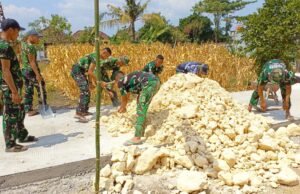 TNI dan Warga Kesongo Tak Kenal Libur, Tahap Akhir Jalan Cor TMMD 129 Bojonegoro Dikebut Demi Kualitas