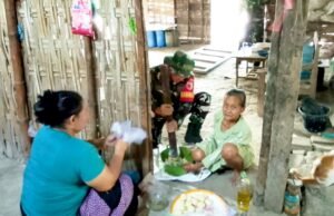 TMMD ke129 Bojonegoro, Babinsa Turun Dapur Bareng Warga Kesongo Buat Jemblem Tradisional