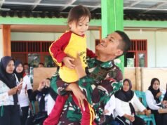 TMMD ke 129 Bojonegoro Tak Hanya Bangun Desa, Prajurit Satgas Ciptakan Senyum Anak-anak