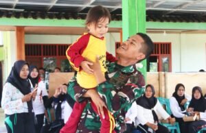 TMMD ke 129 Bojonegoro Tak Hanya Bangun Desa, Prajurit Satgas Ciptakan Senyum Anak-anak