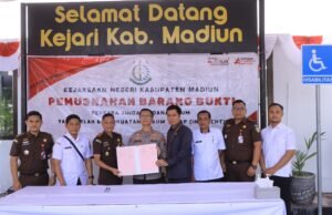 Sinergitas Penegak Hukum, Kapolres Madiun dan Kajari Musnahkan Barang Bukti Perkara Pidana Umum