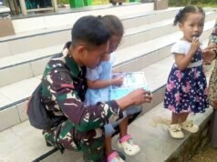 TMMD ke-129 Bojonegoro Tanamkan Budaya Literasi, Prajurit TNI Membaca Bersama Anak Desa Kesongo
