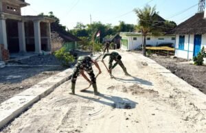 TNI dan Warga Kesongo Kompak Bangun Drainase, TMMD 129 Bojonegoro Perkuat Ketahanan Jalan Desa