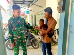 TMMD 129 Bojonegoro Hadirkan Kehangatan, Serda Fauzi Gendong Balita Warga Kesongo
