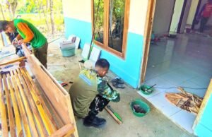 Rumah Ibu Jasmiati Dibedah Satgas TMMD Bojonegoro, Warga Kesongo Ikut Turun Tangan