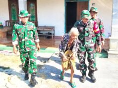 Mbah Kasidah Dituntun Babinsa Lihat Rumah Baru Putranya di TMMD Bojonegoro