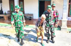 Mbah Kasidah Dituntun Babinsa Lihat Rumah Baru Putranya di TMMD Bojonegoro