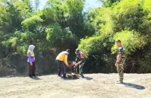TMMD Bojonegoro Dorong Penghijauan, Babinsa dan DLH Siapkan Lubang Tanam di Bantaran Sungai