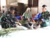 TMMD Bojonegoro, Prajurit TNI Belajar Menganyam Tikar Janur Bersama Warga Kesongo