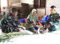 TMMD Bojonegoro, Prajurit TNI Belajar Menganyam Tikar Janur Bersama Warga Kesongo