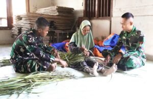 TMMD Bojonegoro, Prajurit TNI Belajar Menganyam Tikar Janur Bersama Warga Kesongo