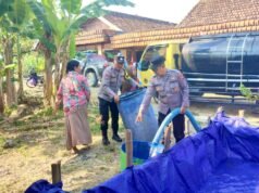 Kemarau Makin Terasa, Polsek Ngambon Bojonegoro Kirim 8.000 Liter Air ke Warga