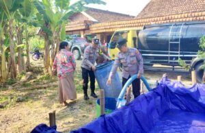 Kemarau Makin Terasa, Polsek Ngambon Bojonegoro Kirim 8.000 Liter Air ke Warga