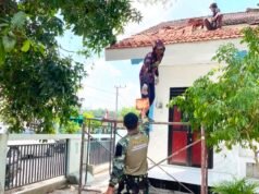 TMMD Bojonegoro Kebutan Pasang Genteng SDN Kesongo 1