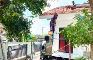 TMMD Bojonegoro Kebutan Pasang Genteng SDN Kesongo 1