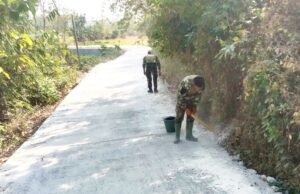TMMD Bojonegoro Bersihkan Sisa Material, Jalan Kedungpandan Makin Rapi