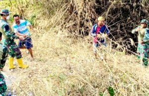 TMMD Bojonegoro Turun ke Sungai, Sampah dan Bambu Dibersihkan
