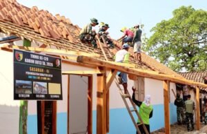 Keringat di Bawah Terik, TMMD Bojonegoro Wujudkan Rumah Layak Ibu Tini