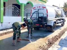 Terik Matahari Tak Halangi Satgas TMMD Bojonegoro Rawat Jalan Desa