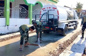 Terik Matahari Tak Halangi Satgas TMMD Bojonegoro Rawat Jalan Desa