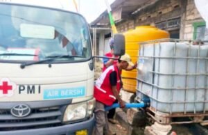 Warga Deru dan Kayulemah Lega, Bantuan Air Bersih PMI Bojonegoro Datang