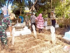 Babinsa dan Warga Sendangrejo Ngimbang Lamongan Kompak Bersihkan Makam Pahlawan