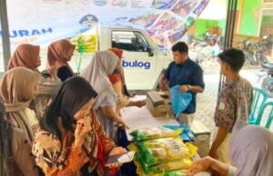 Warga Klepek Sukosewu Bojonegoro Serbu Pasar Murah, Harga Pangan Bikin Lega