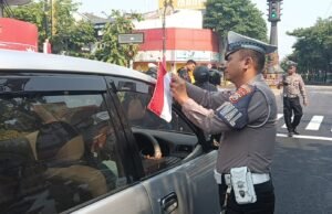 Polres Madiun Kota Bagikan Bendera Merah Putih, Kobarkan Semangat Nasionalisme Sambut HUT ke-81 RI
