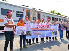 KAI Daop 7 Madiun dan Railfans Satukan Semangat Merdeka, Serukan Keselamatan di Perlintasan