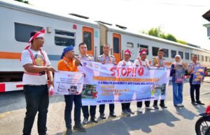 KAI Daop 7 Madiun dan Railfans Satukan Semangat Merdeka, Serukan Keselamatan di Perlintasan