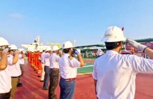 Merah Putih Berkibar di Tengah Laut Jawa, Satpolairud Lamongan Gelar Upacara HUT ke-81 RI