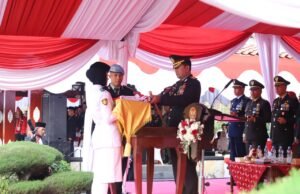 HUT ke-81 Kemedekaan RI, Kapolres Magetan Pimpin Upacara Penurunan Bendera di Alun-Alun Magetan