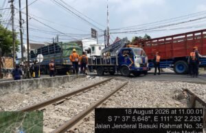 Truk Tronton Mogok di Perlintasan, Empat Perjalanan KA Daop 7 Madiun Terdampak