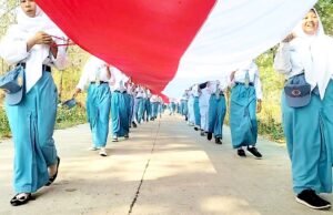 Bendera 81 Meter Diarak di Kampung Samin Margomulyo Bojonegoro