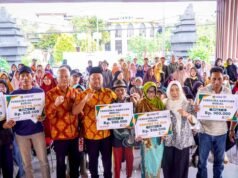 Gus Yani Gelontorkan BLT DBHCHT, 9.932 Warga Dukun Gresik Kebagian Beras