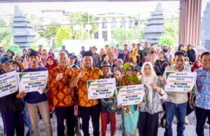 Gus Yani Gelontorkan BLT DBHCHT, 9.932 Warga Dukun Gresik Kebagian Beras